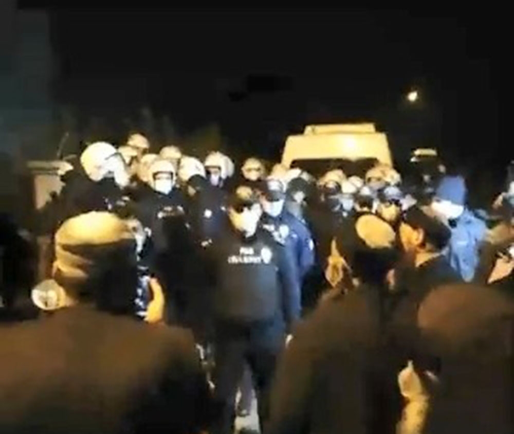 Polis ile dernek üyeleri arasında mezar taşıma gerginliği