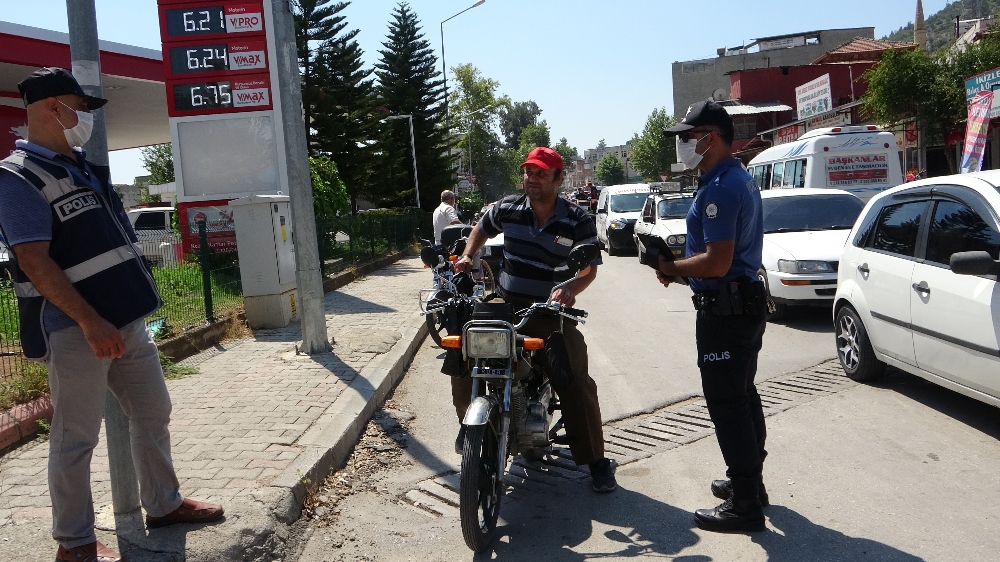 Polis kontrolünden kaçmak için whatsapp grubu kurdular