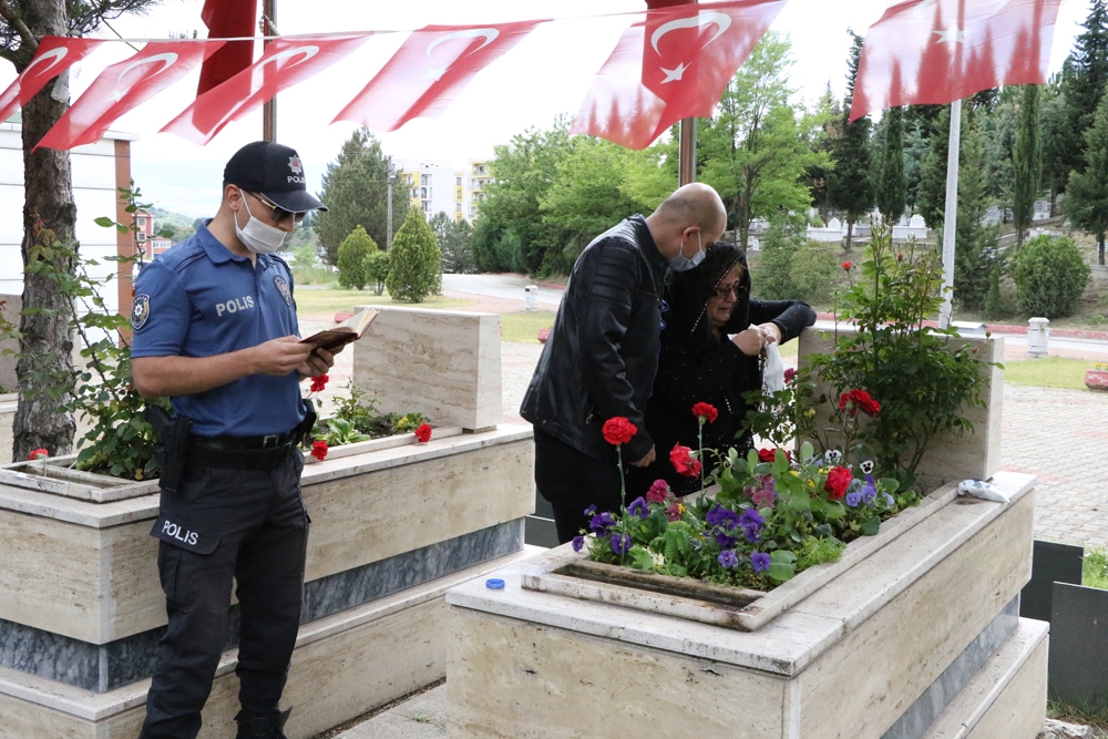 Polis memuru şehit polis için Kur’an-ı Kerim okudu