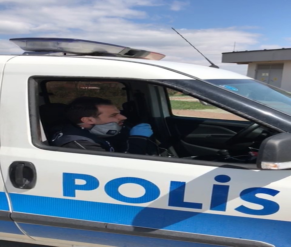 Polis memurundan şarkılı 