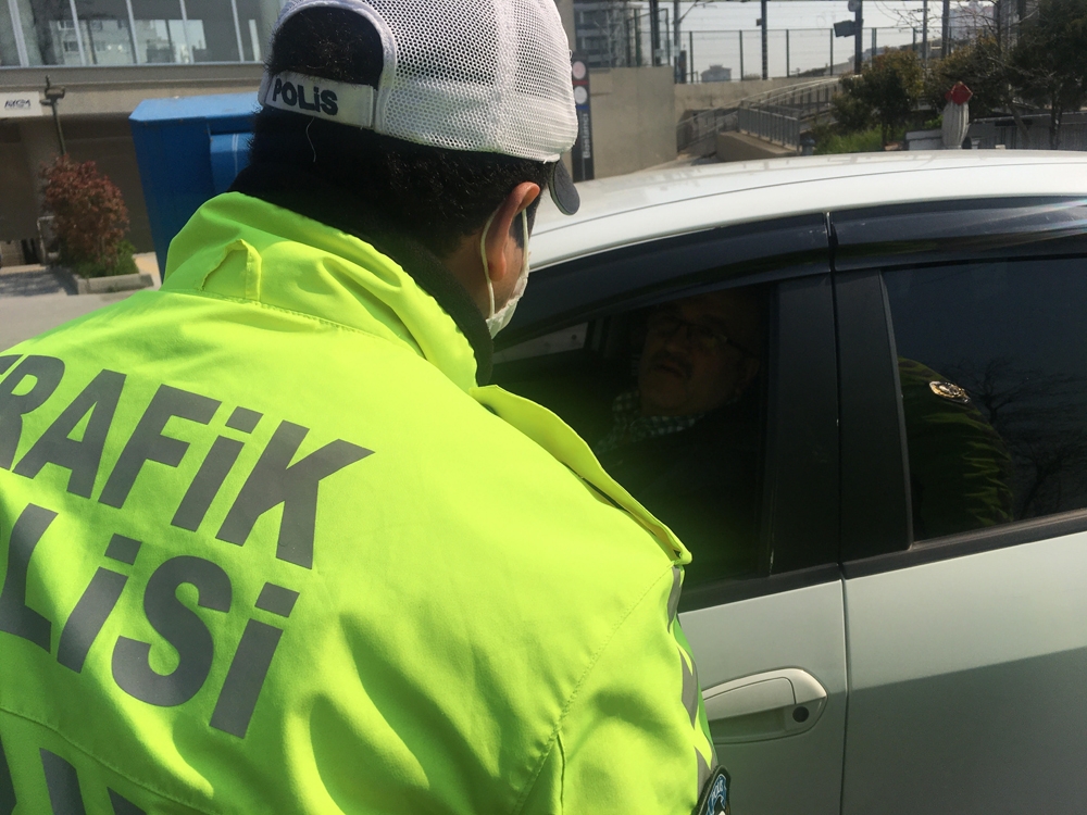 Polis sokağa çıkma yasağına uymayan vatandaşa ceza kesti
