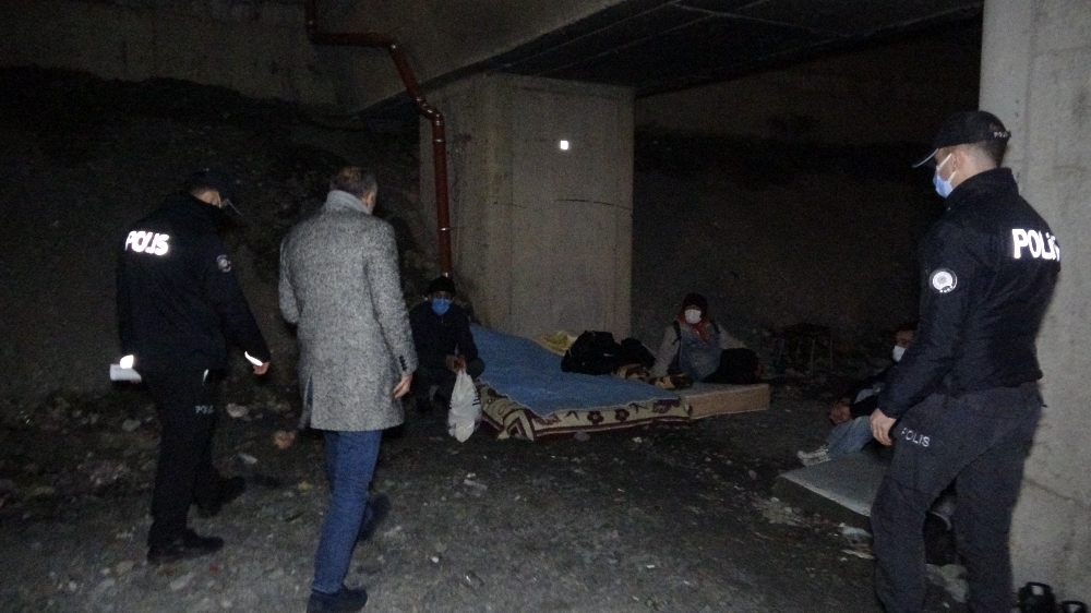 Polis sokakta kalan vatandaşları otele yerleştirdi