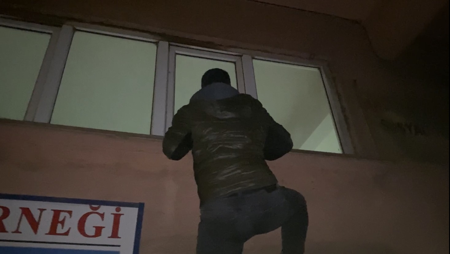 Polis, tırmandığı kıraathaneye böyle baskın yaptı