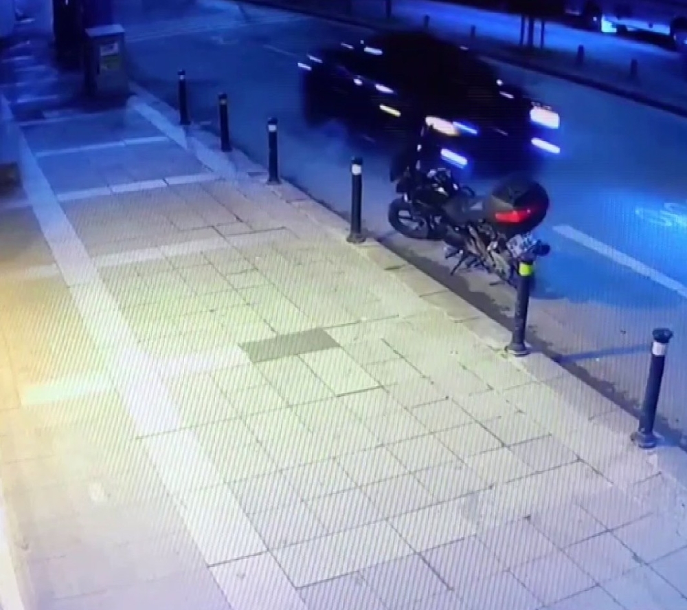Polis uygulamasını gördü, son sürat geri geri kaçtı