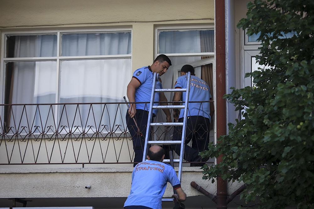 Polis ve itfaiye evde rahatsızlanan yaşlı adam için alarma geçti