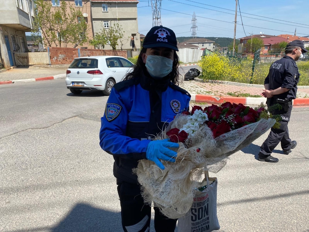 Polis, yaşlı çiftin 51. evlilik yıl dönümlerini evlerine giderek kutladı