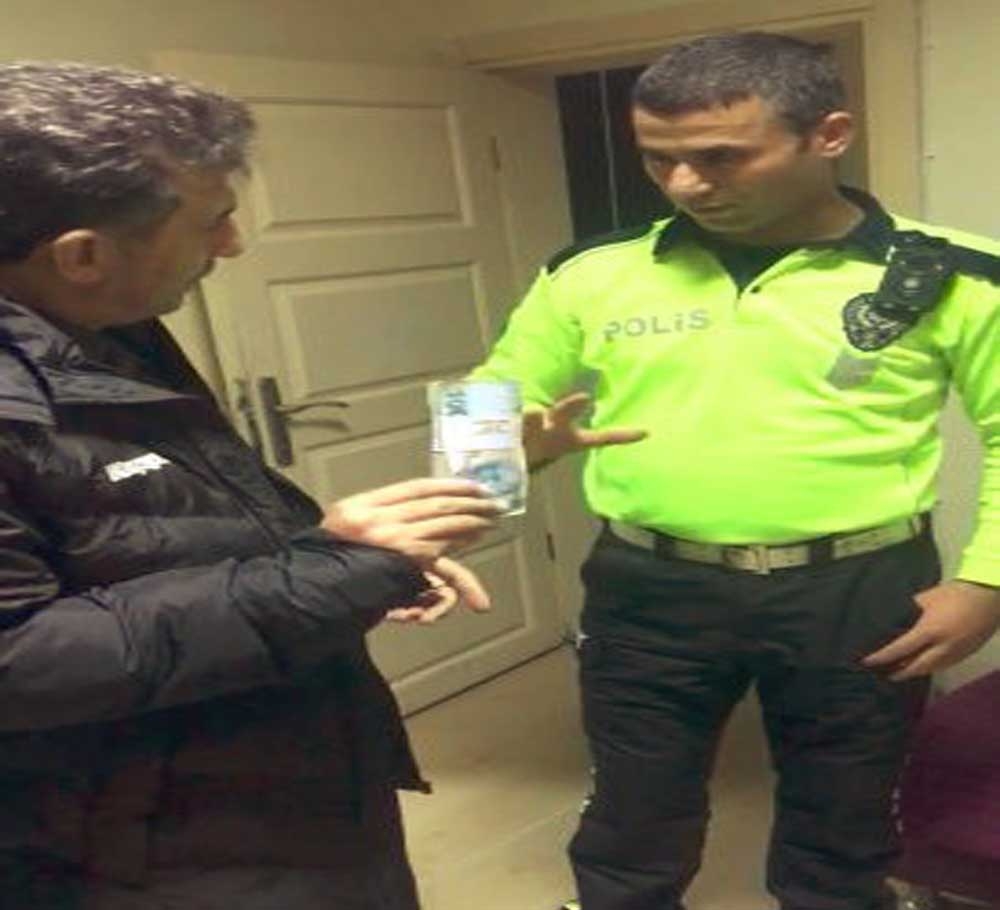 Polis Yerde Bulduğu 10 Bin Tlyi Yaka Kamerası Sayesinde Sahibine Ulaştırdı