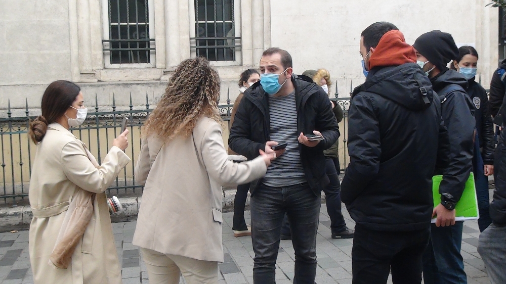 Polise “Kapa çeneni” diyen kadın turistler gözaltına alındı