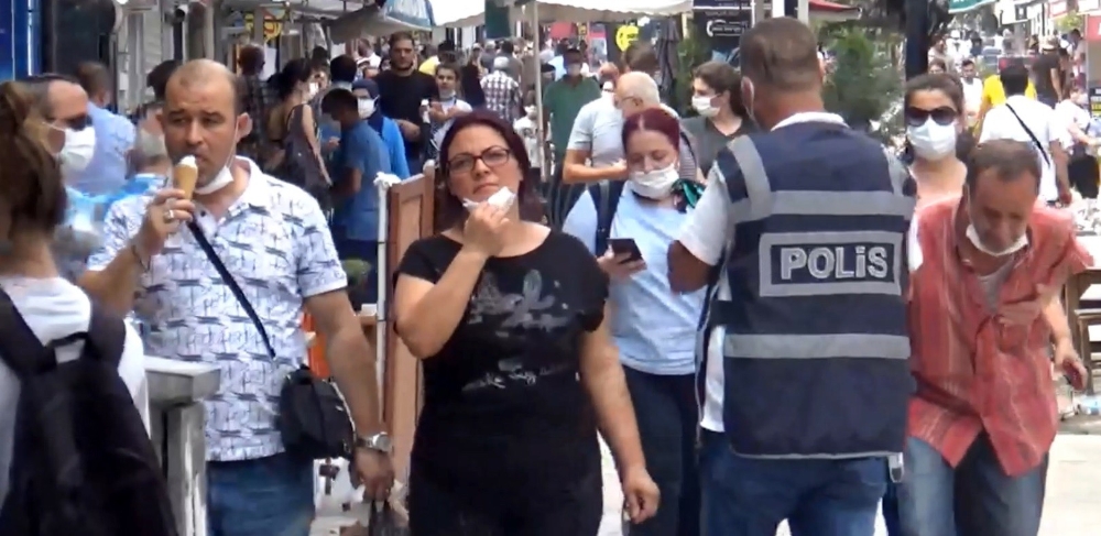 Polisi gören maskesine sarıldı