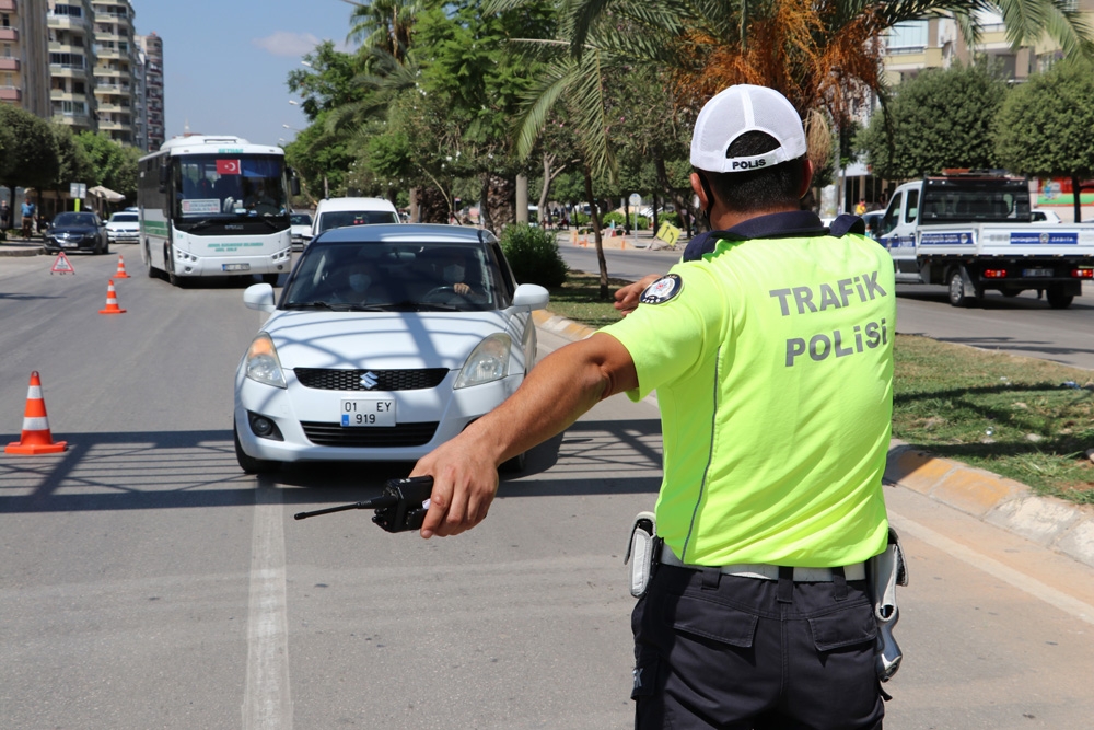Polisi gören sürücüler emniyet kemerini taktı