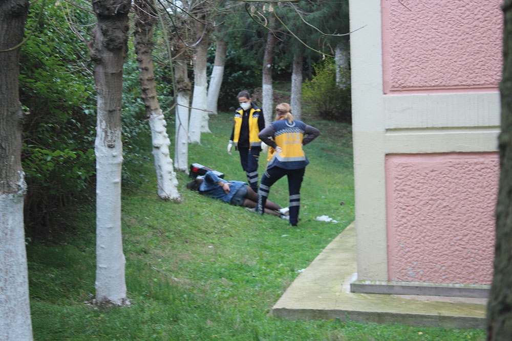 Polisi görünce 3’üncü kattan atladı