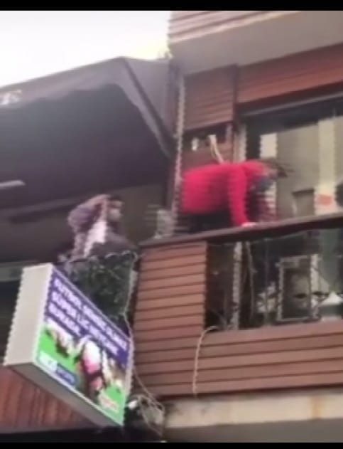 Polisi görünce kafenin balkonundan yan balkona böyle kaçtılar