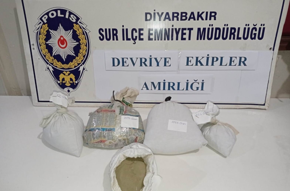 Polisi görüp bırakıp kaçtıkları araçtan 4 kilo esrar çıktı