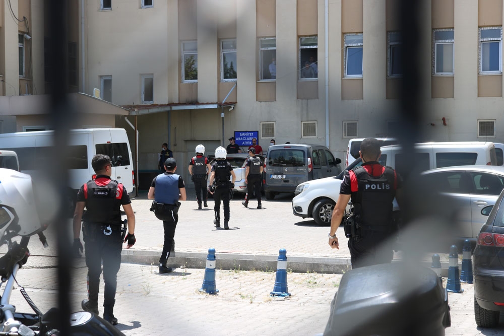 Polisi şehit eden zanlılar adliyeye çıkarıldı