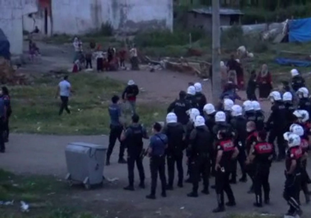 Polisi şehit edip 2 kardeşi öldüren zanlının evini böyle taşladılar