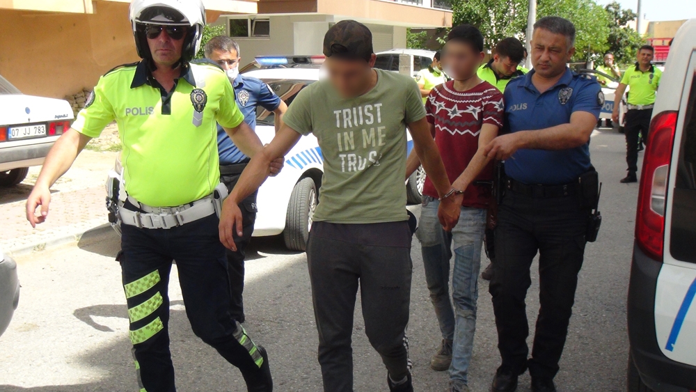 Polisin dur ihtarına uymadı, drift attığı aracı bırakıp kaçmaya kalktı