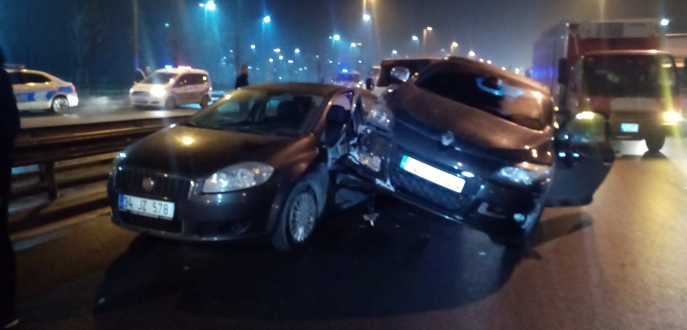 Polisin “DUR” ihtarına uymadılar, kaçarken araç çekicisine çarptılar