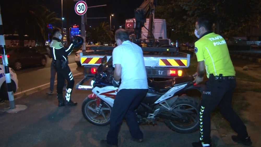 Polisin ’dur’ ihtarına uymayan silahlı motosikletli kaçarken kaza yaptı