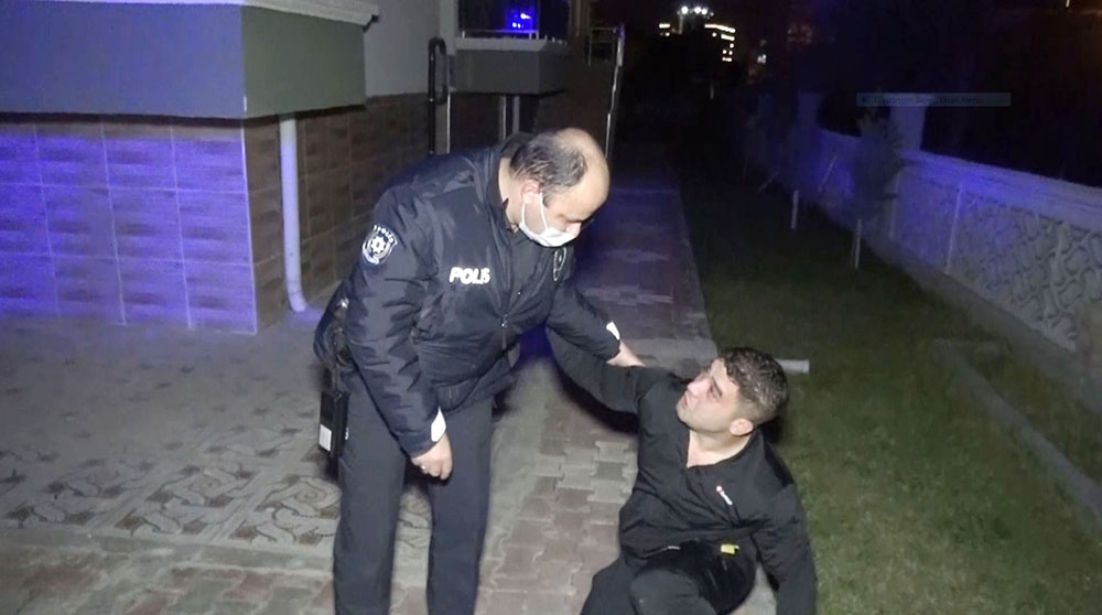 Polisin elini tuttu, ağlayarak yalvardı: “Beni babamın mezarına götürün”