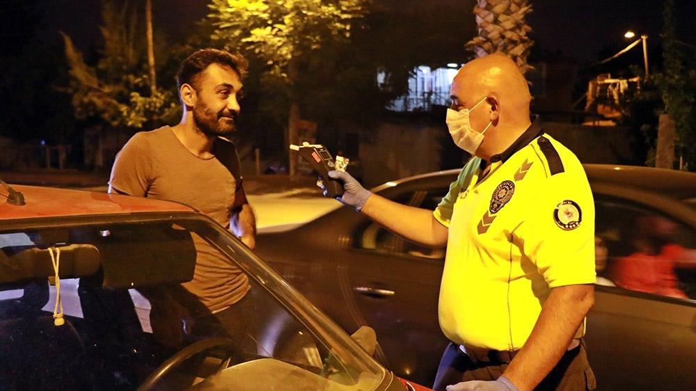 Polisin ’gözler kalbin aynasıdır’ diye kontrol ettiği sürücü alkollü çıktı