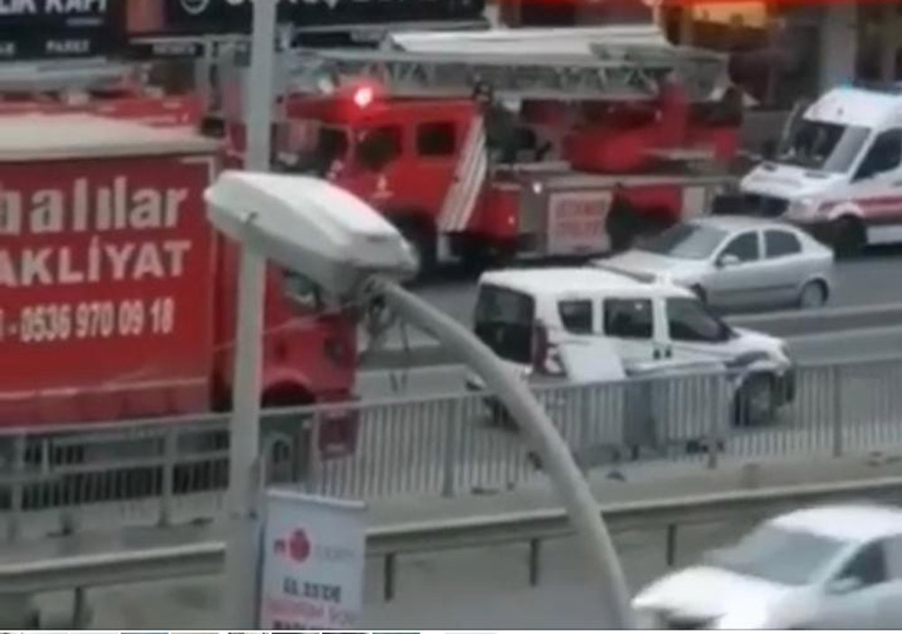 Polisin intihar etmek için balkona çıkan kadını kurtardığı anlar kamerada