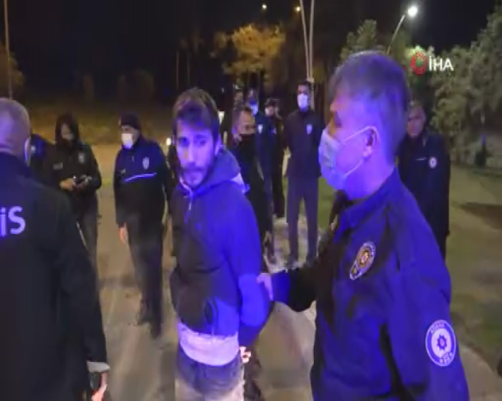 Polisin maske takmaları için uyardığı şahıslar taşla polise saldırdı