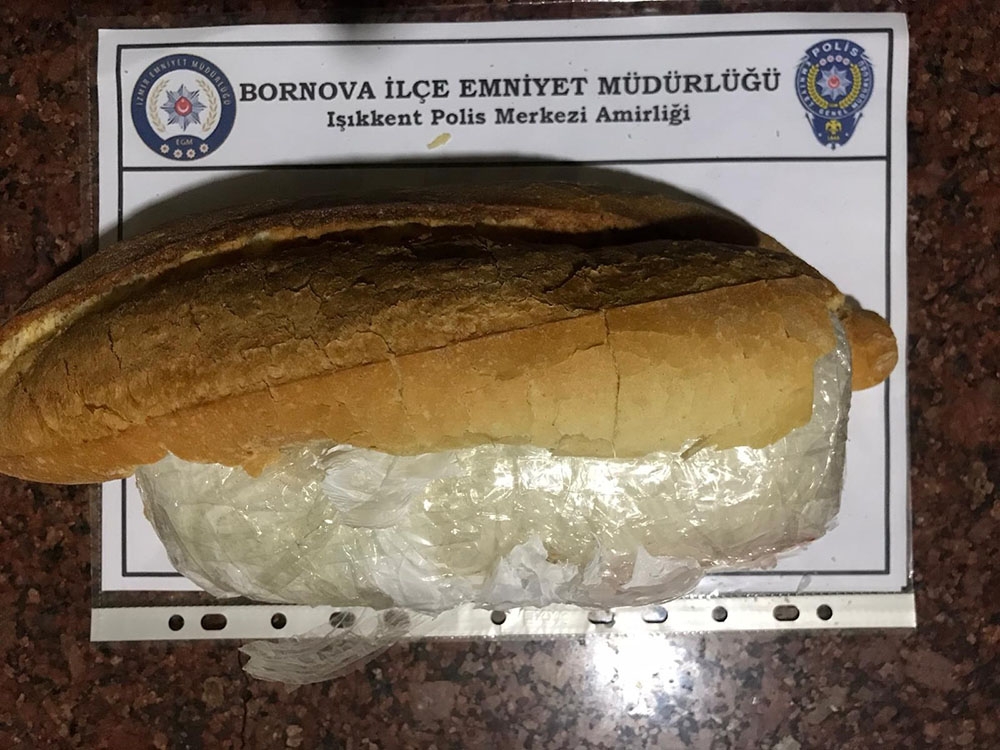Polisin şüphesi ‘ekmek arasına gizlenmiş uyuşturucuyu’ ortaya çıkardı
