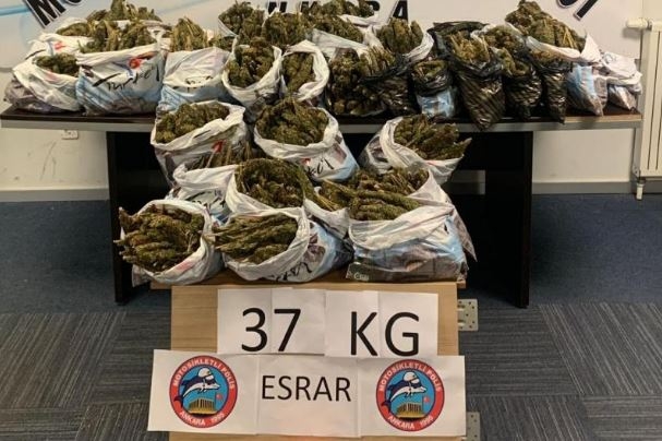 Polisin yaptığı üst aramasında çıkan anahtarda yazılı adreste 37 kilogram esrar yakalandı