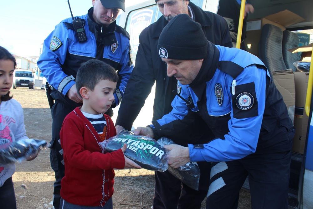 Polisler, depremzede çocuklar için görevde