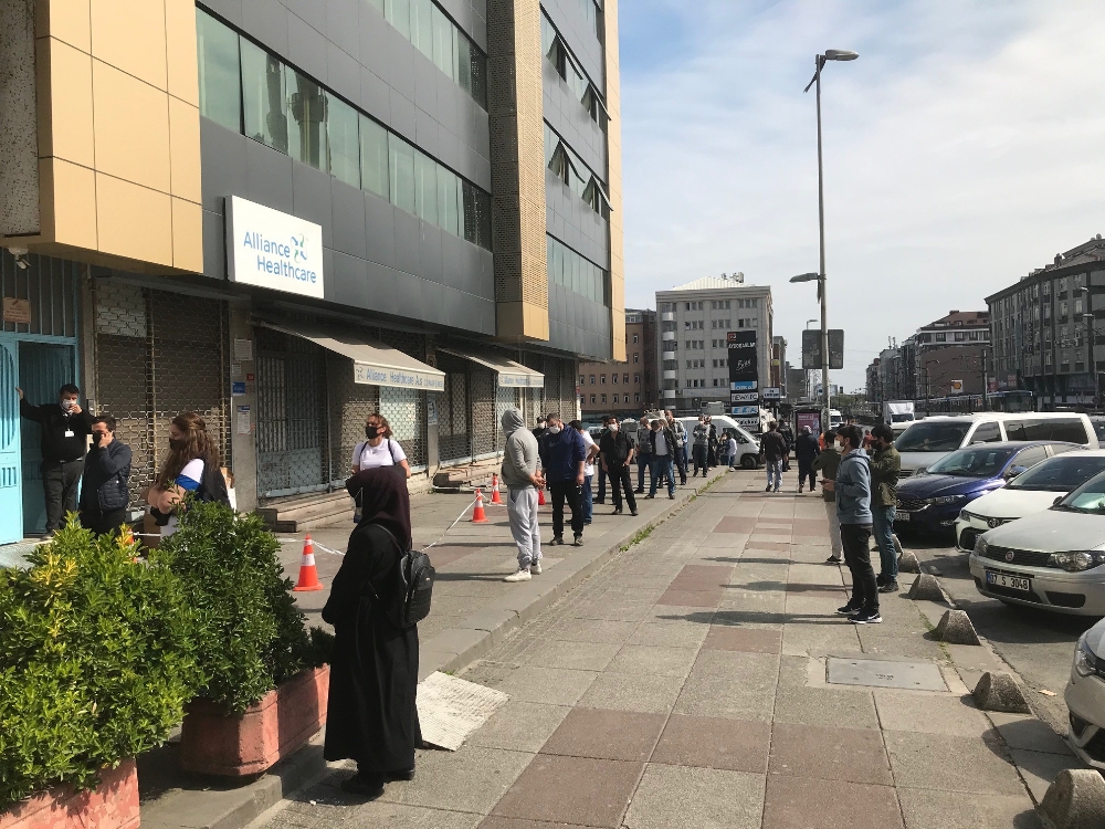 Polislerden sosyal mesafe ve sokağa çıkma kısıtlaması denetimi