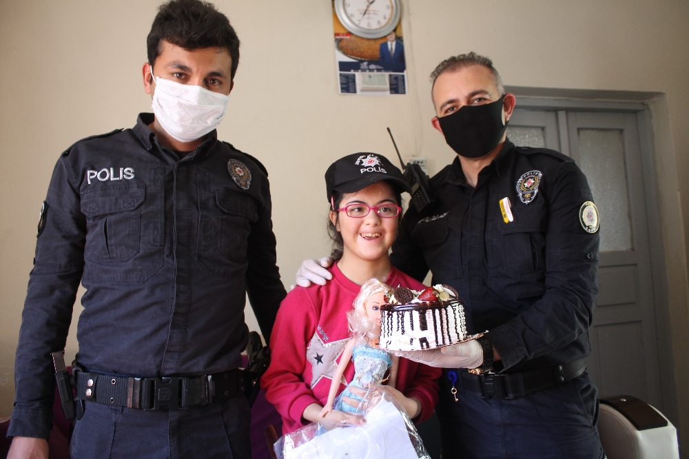 Polisten down sendromlu Gizem’e doğum günü sürprizi