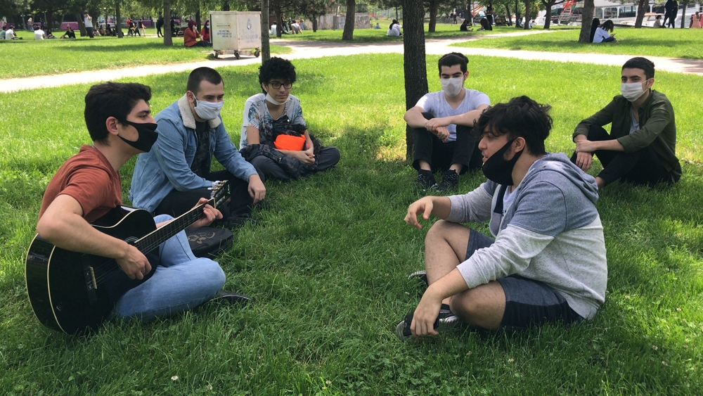 Polisten gitar çalan gençlere: “Maskeyi takarak eğlenelim”