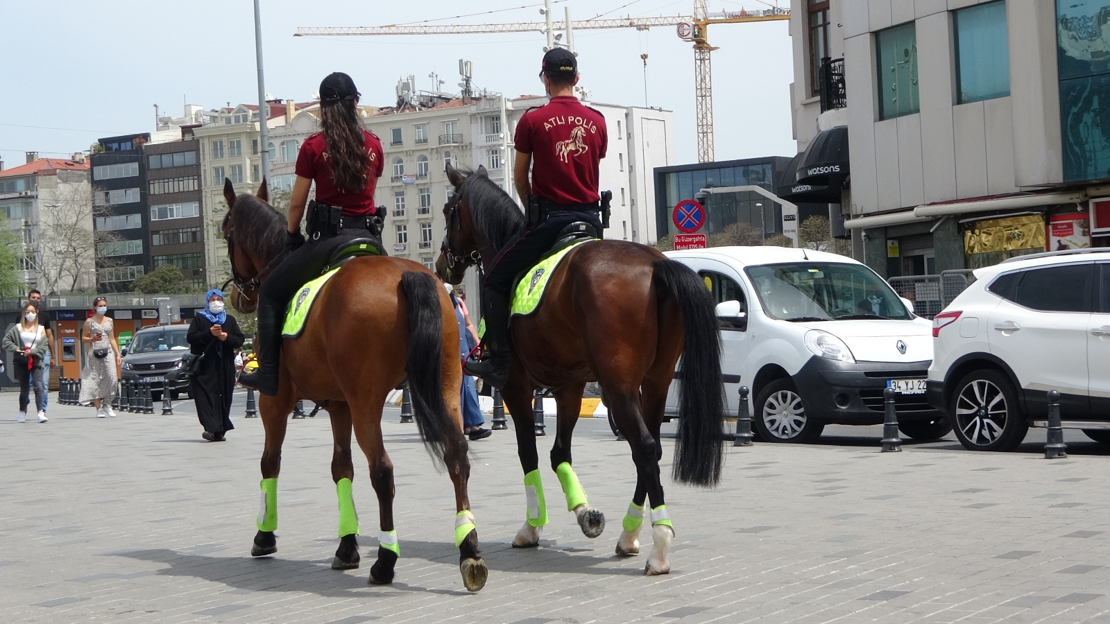 Polisten İranlı turiste ceza: Benim vatandaşım evde oturuyorsa sen de evinde oturacaksın