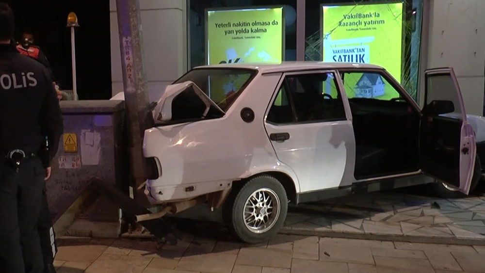 Polisten kaçarken bankaya dalan otomobil güvenlik kameralarına yansıdı