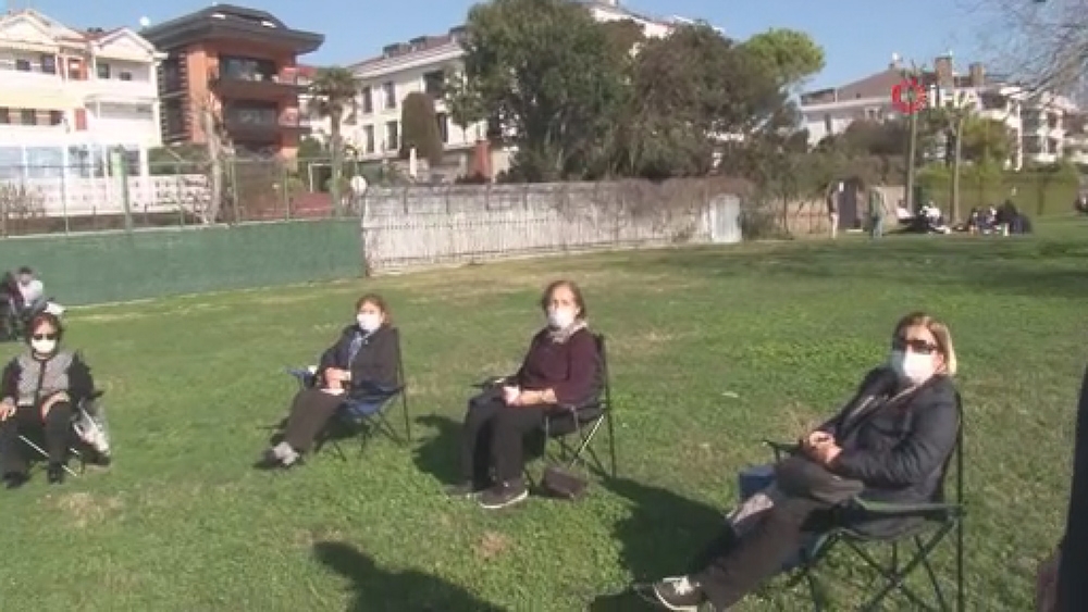 Polisten sigara içenlere ceza, sosyal mesafeli oturan teyzelere teşekkür