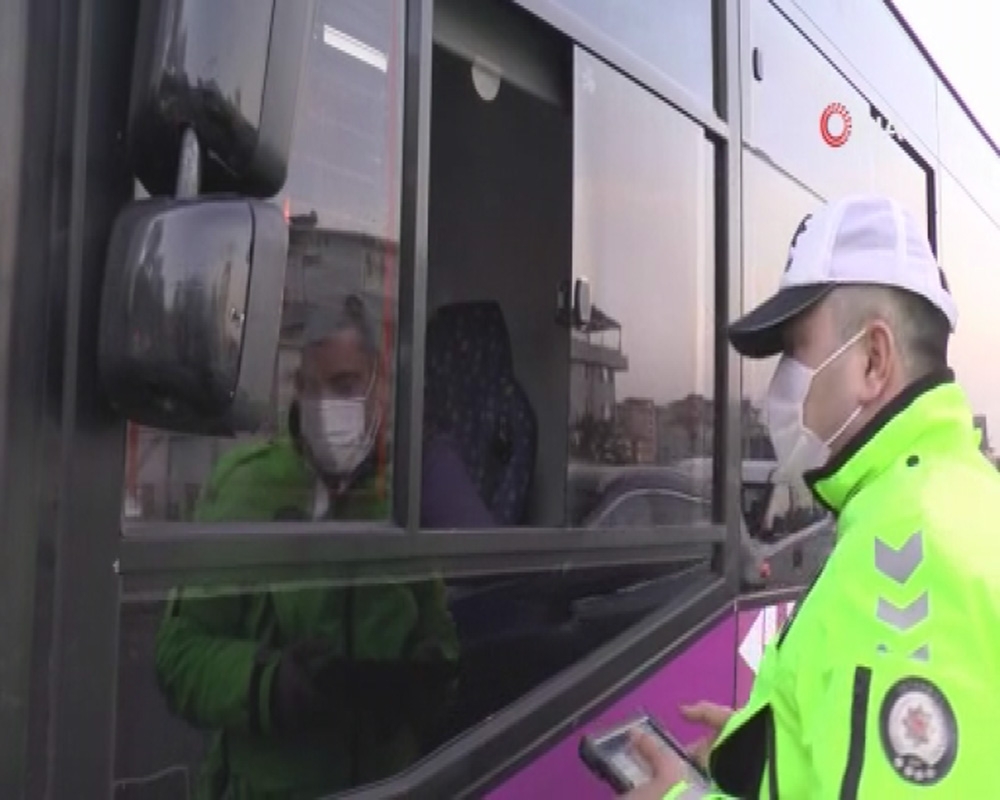 Polisten trafikte toplu taşıma araçlarında korona virüs denetimi