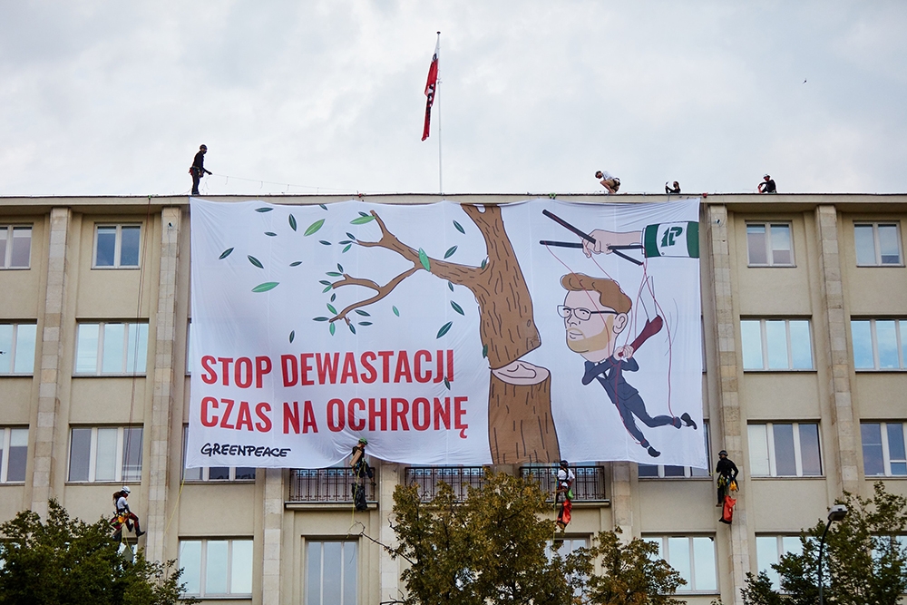 Polonya’da bakanlık çatısında eylem yapan çevreci aktivistlere gözaltı