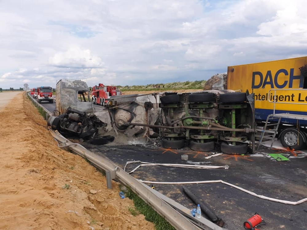 Polonya’da yolcu otobüsü ile 2 tır çarpıştı: 32 yaralı
