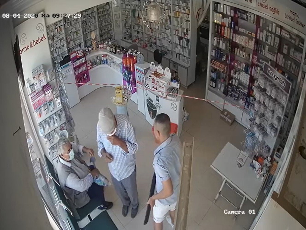 Pompalı tüfekle eczanenin içerisine girerek, rastgele ateş etti