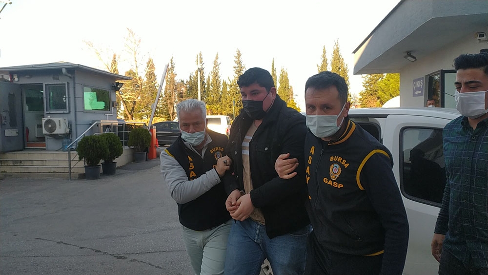 Pompalı tüfekle kuyumcuyu soyan kar maskeli 2 kişi 5 saat içinde yakalandı