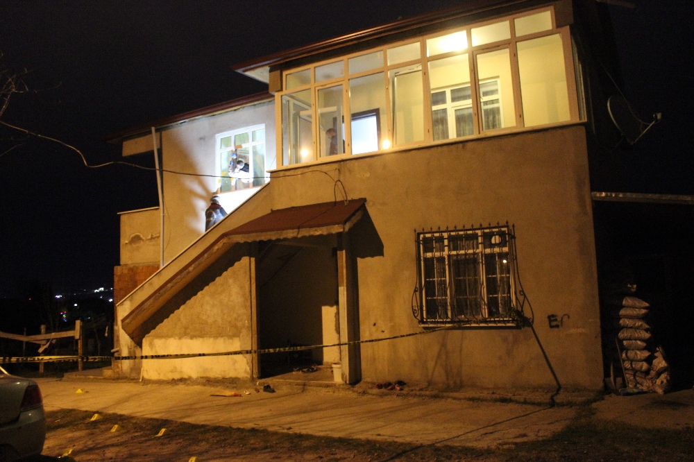 Pompalı tüfeklerle evi kurşuna dizdiler