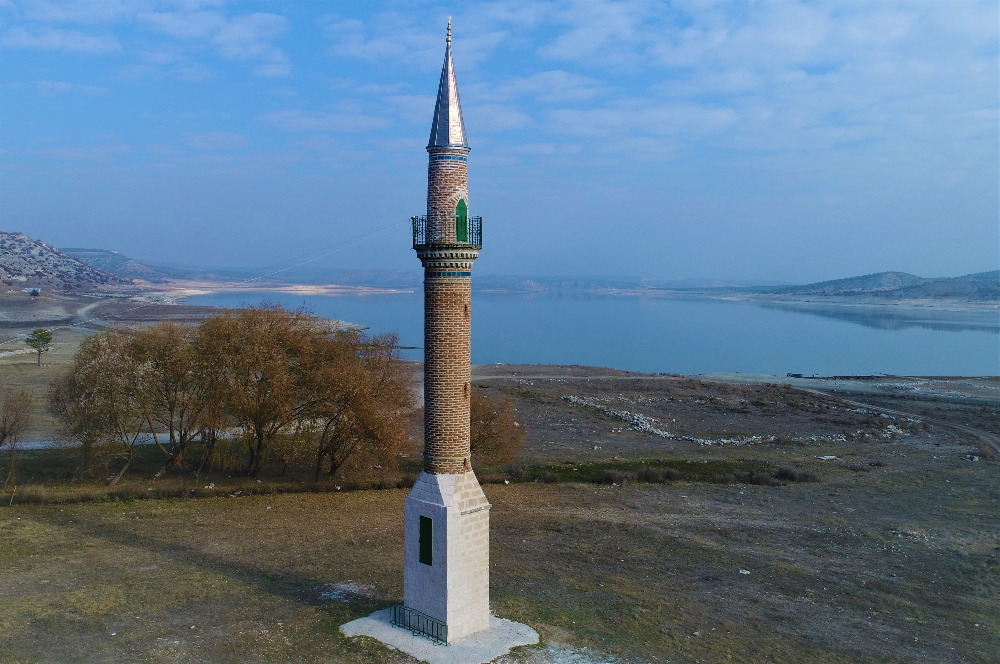 Porsuk Barajı’nda su seviyesi düştü, eski minare tamamen gün yüzüne çıktı