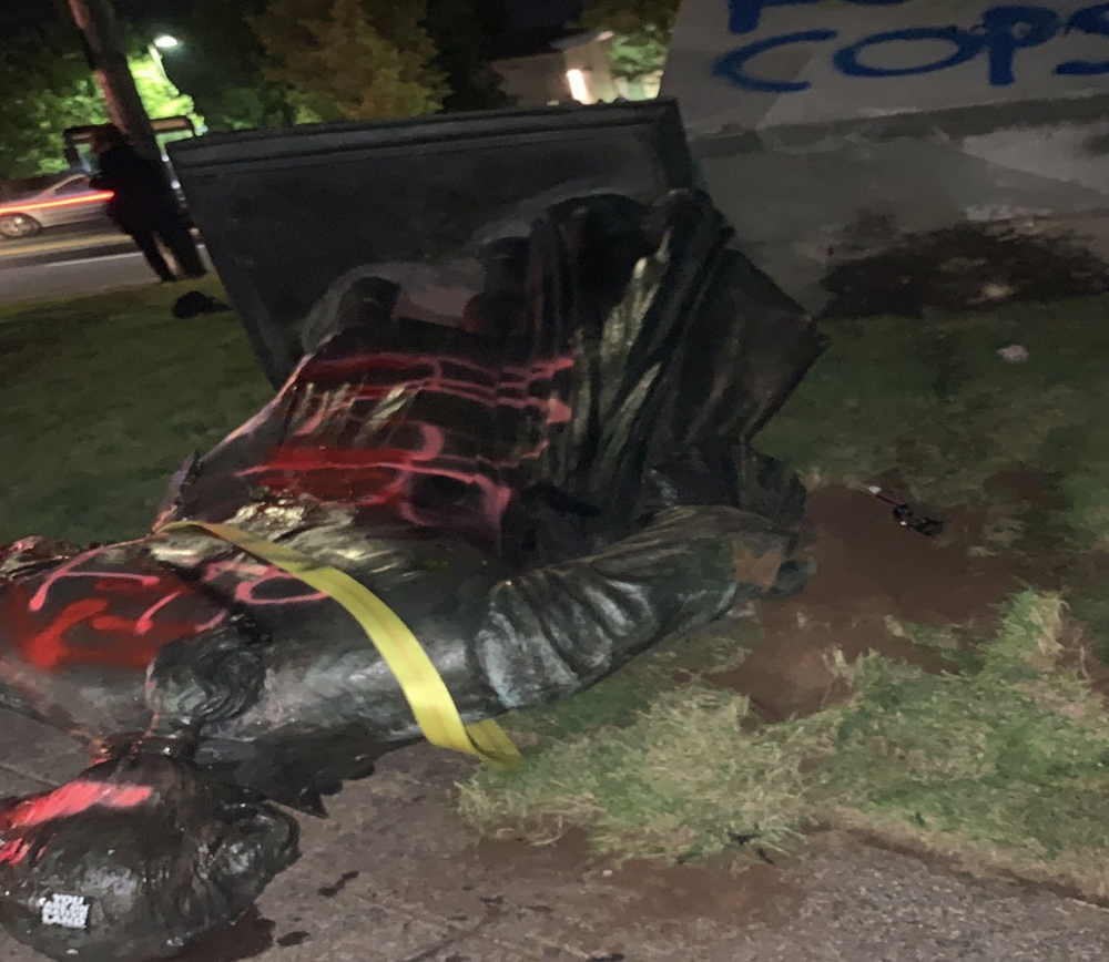 Portland’da göstericiler George Washington heykelini yıktı
