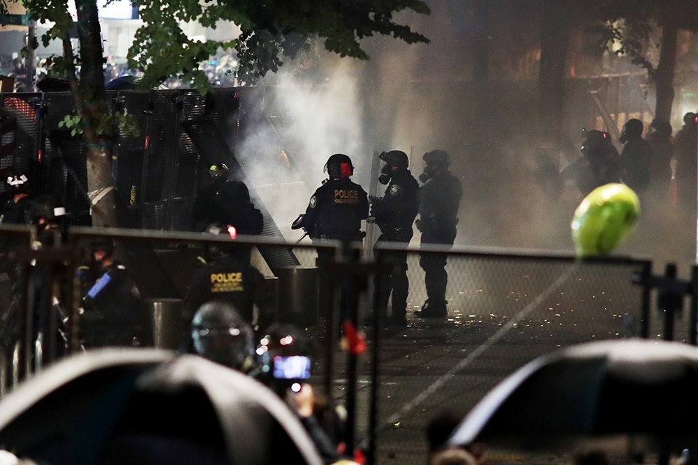 Portland’daki gösterilerde ABD bayrağı yakıldı