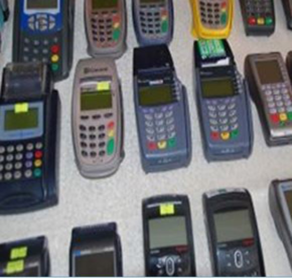 Pos cihazlarının yazılımlarını değiştirip 50 bin TL’lik vurgun yaptılar