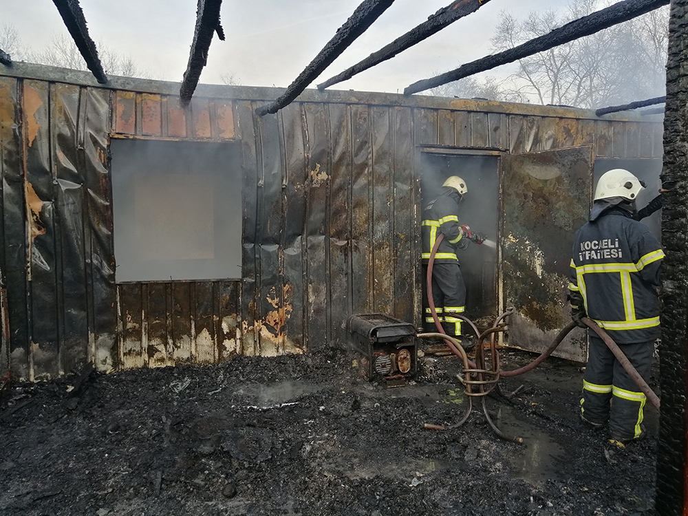 Prefabrik ev alev alev yandı