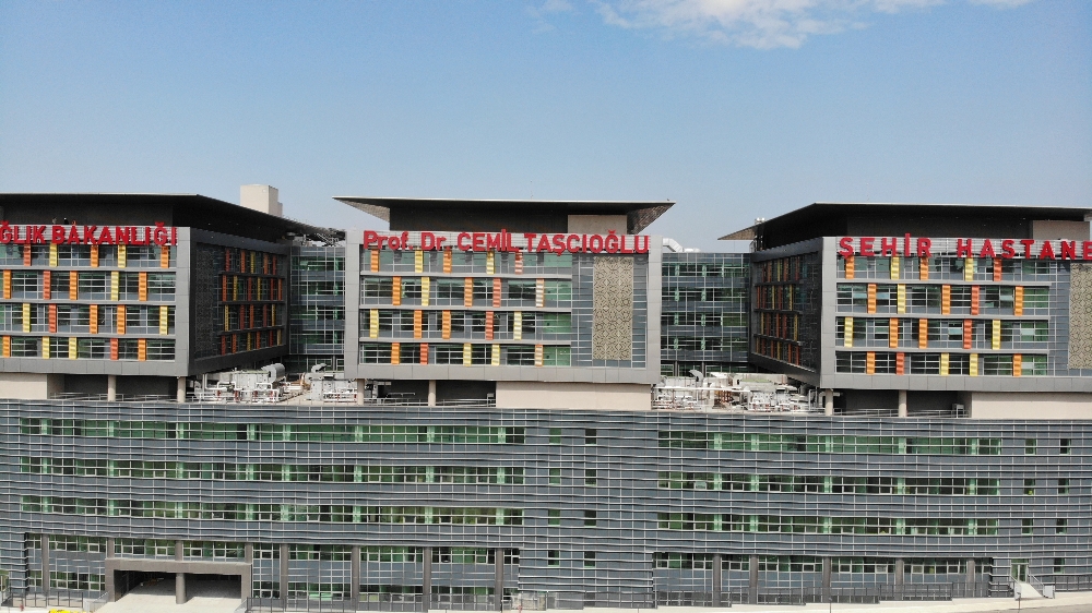 Prof. Dr. Cemil Taşçıoğlu’nun adının bulunduğu tabela hastaneye asıldı