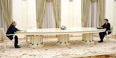 Putin-Macron görüşmesindeki devasa masanın nedeni açıklandı