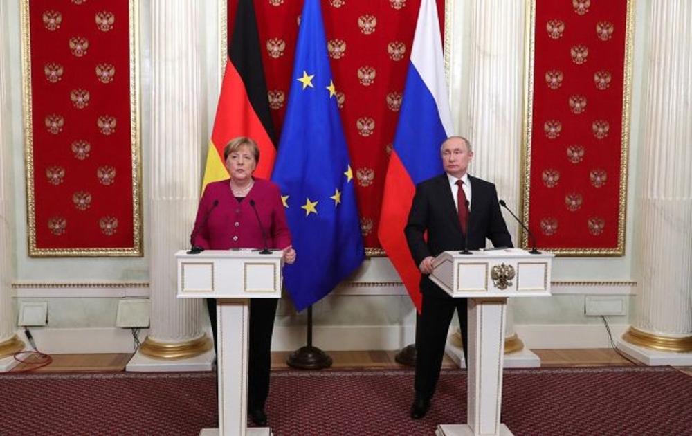 Putin ve Merkel, ortak Covid-19 aşı üretimini görüştü