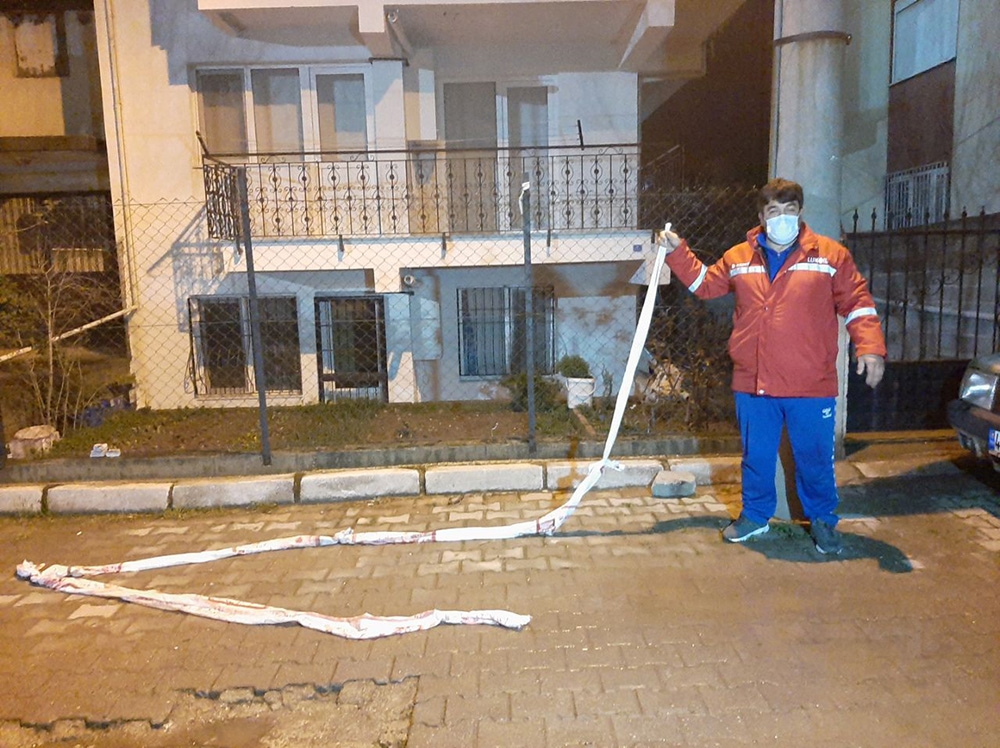 Rahatlıkta sınır tanımayan hırsız soyduğu bina sakinleriyle sohbet etti